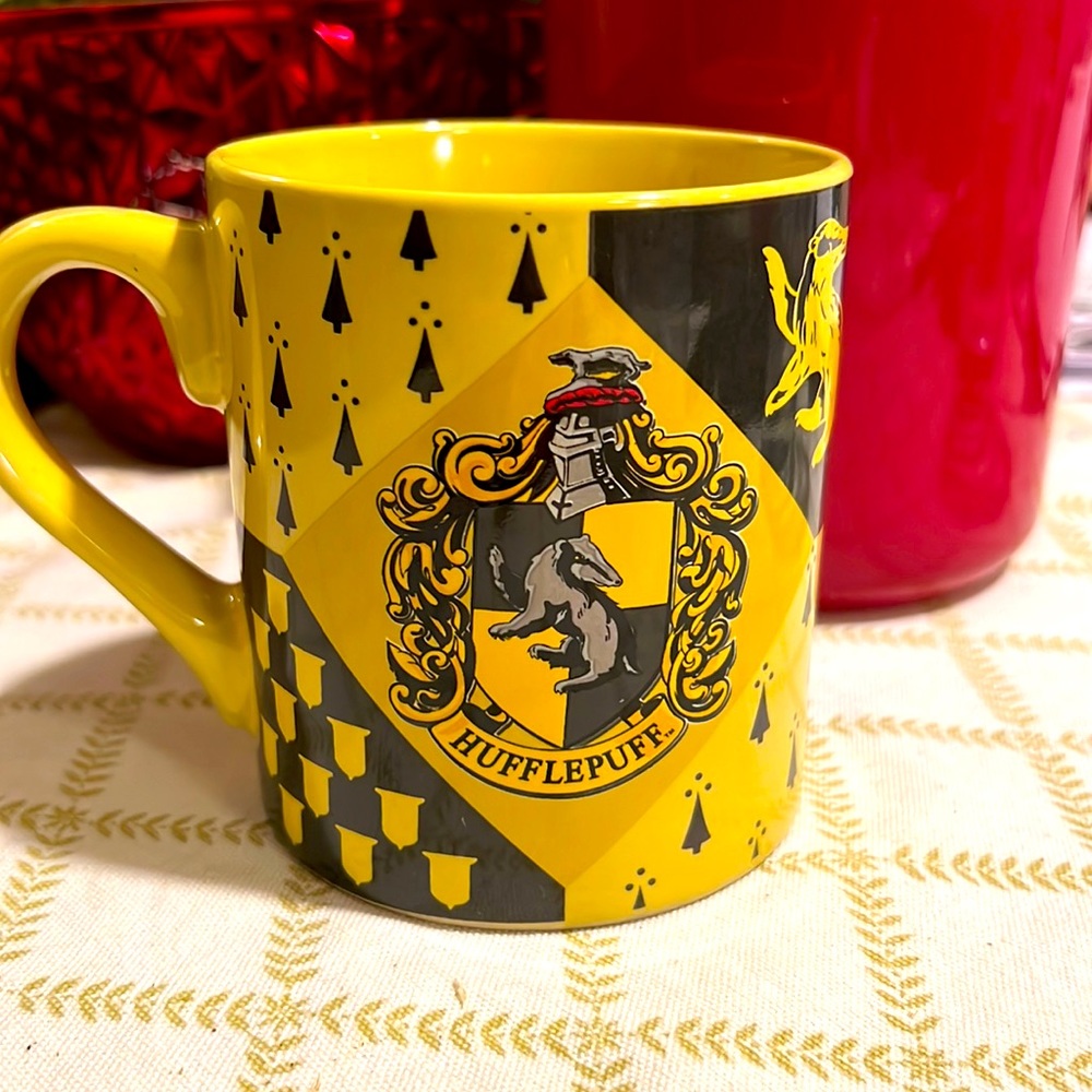 One Harry Potter ceramic mug, Huffepuff shield